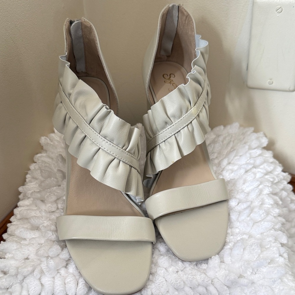 Seychelles Women's Cream Ruffle Sandals